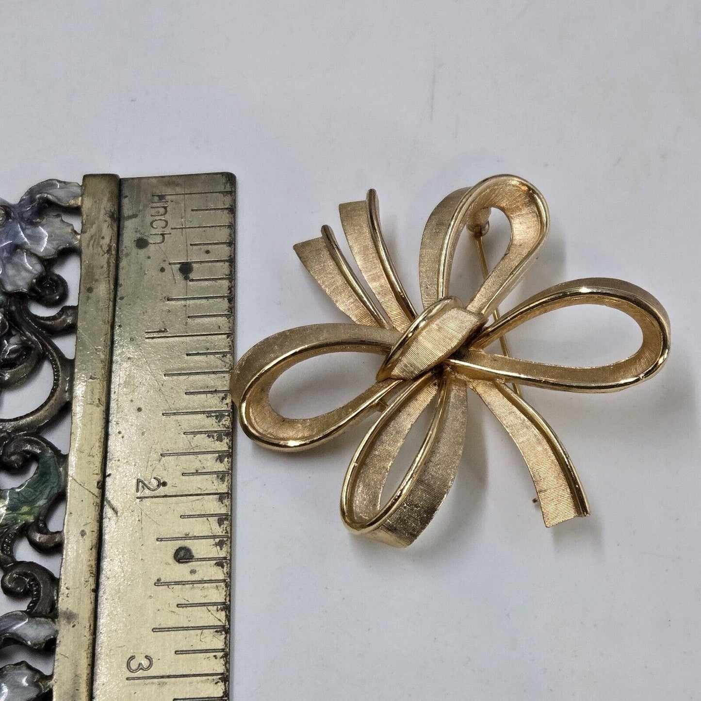 Vintage Crown Trifari Large Brushed Shiny Gold Tone Holiday Ribbon Brooch