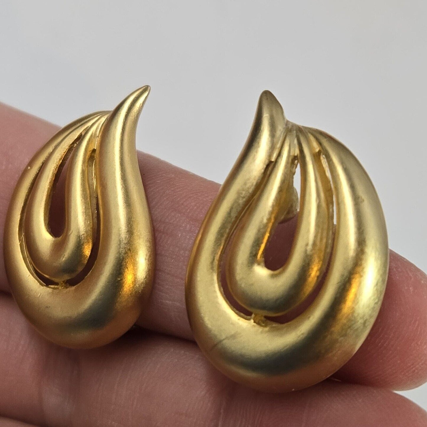 Vintage Erwin Pearl Abstract Teardroo Matte Gold Tone Clip On Statement Earrings