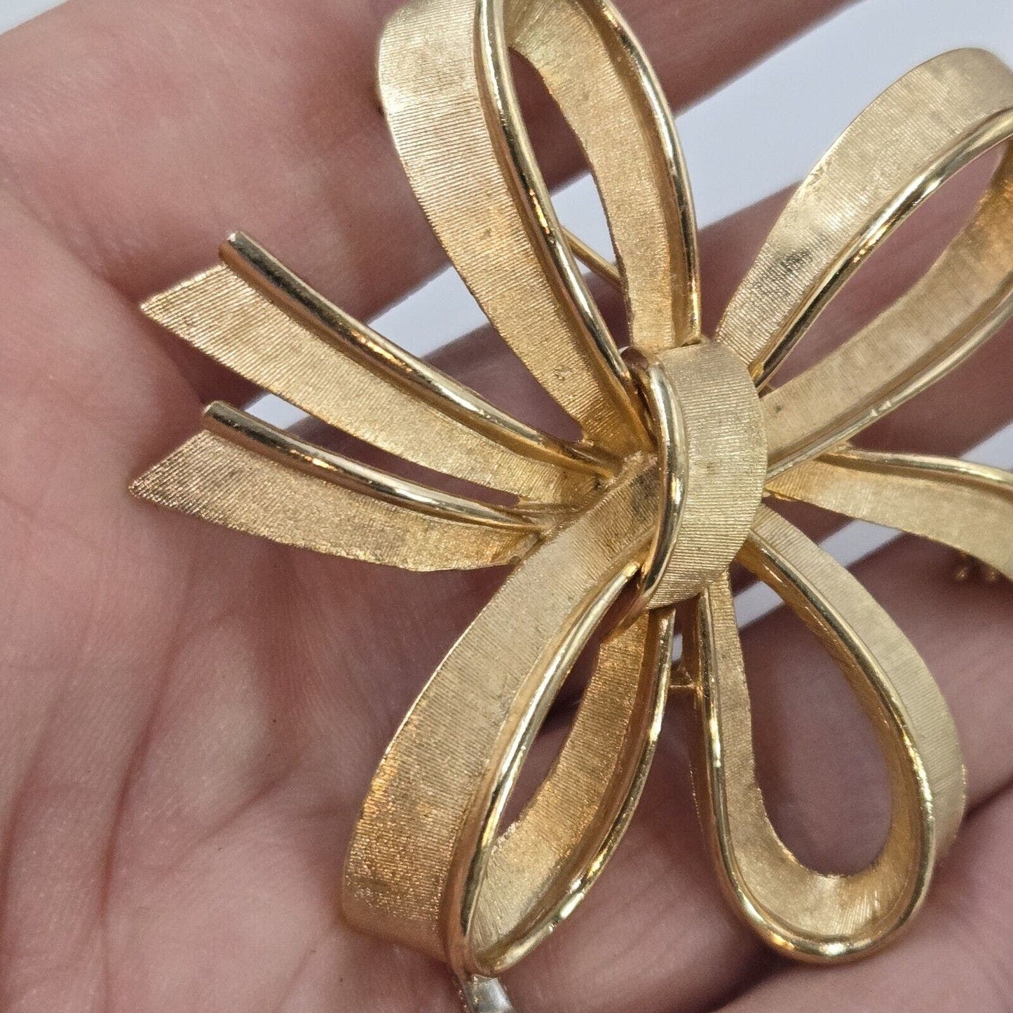 Vintage Crown Trifari Large Brushed Shiny Gold Tone Holiday Ribbon Brooch