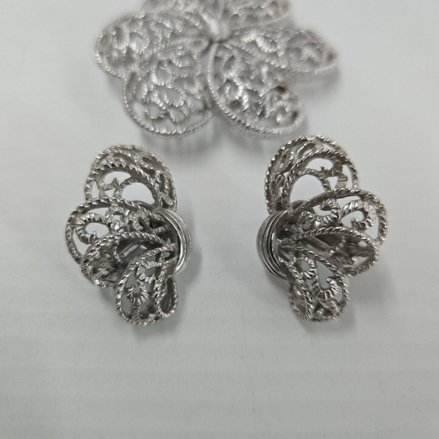 Vintage Crown Trifari Silver Swirling Filigree Brooch Earrings Set Demi Parure