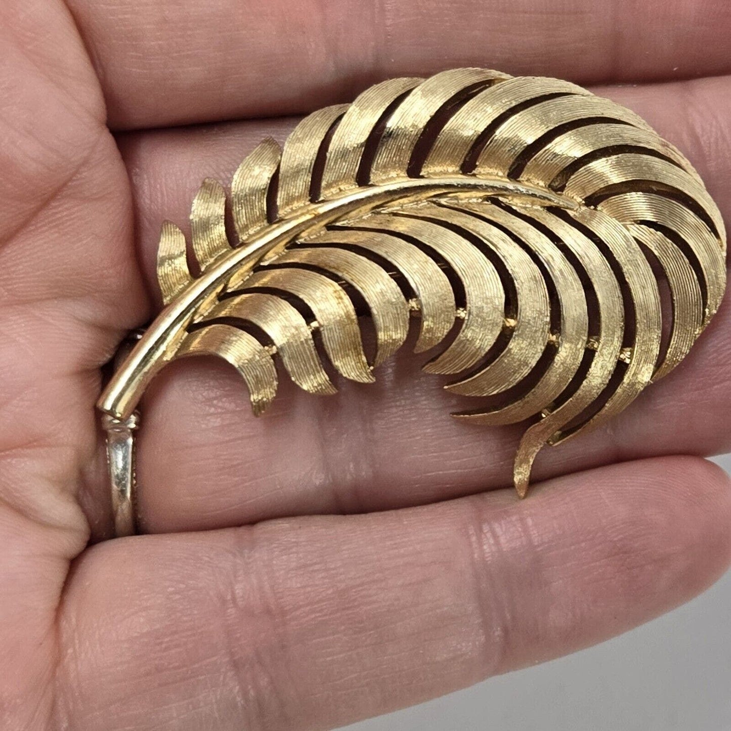 Vintage Crown Trifari Large Gold Tone Feather Drooping Brooch Pin