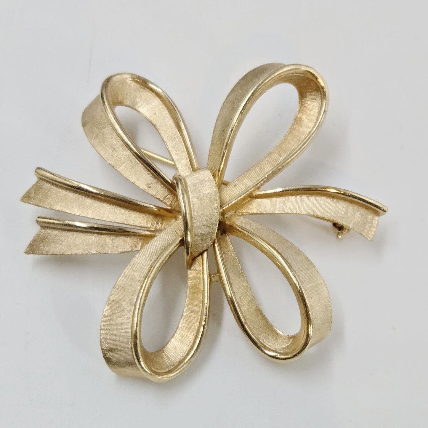 Vintage Crown Trifari Large Brushed Shiny Gold Tone Holiday Ribbon Brooch