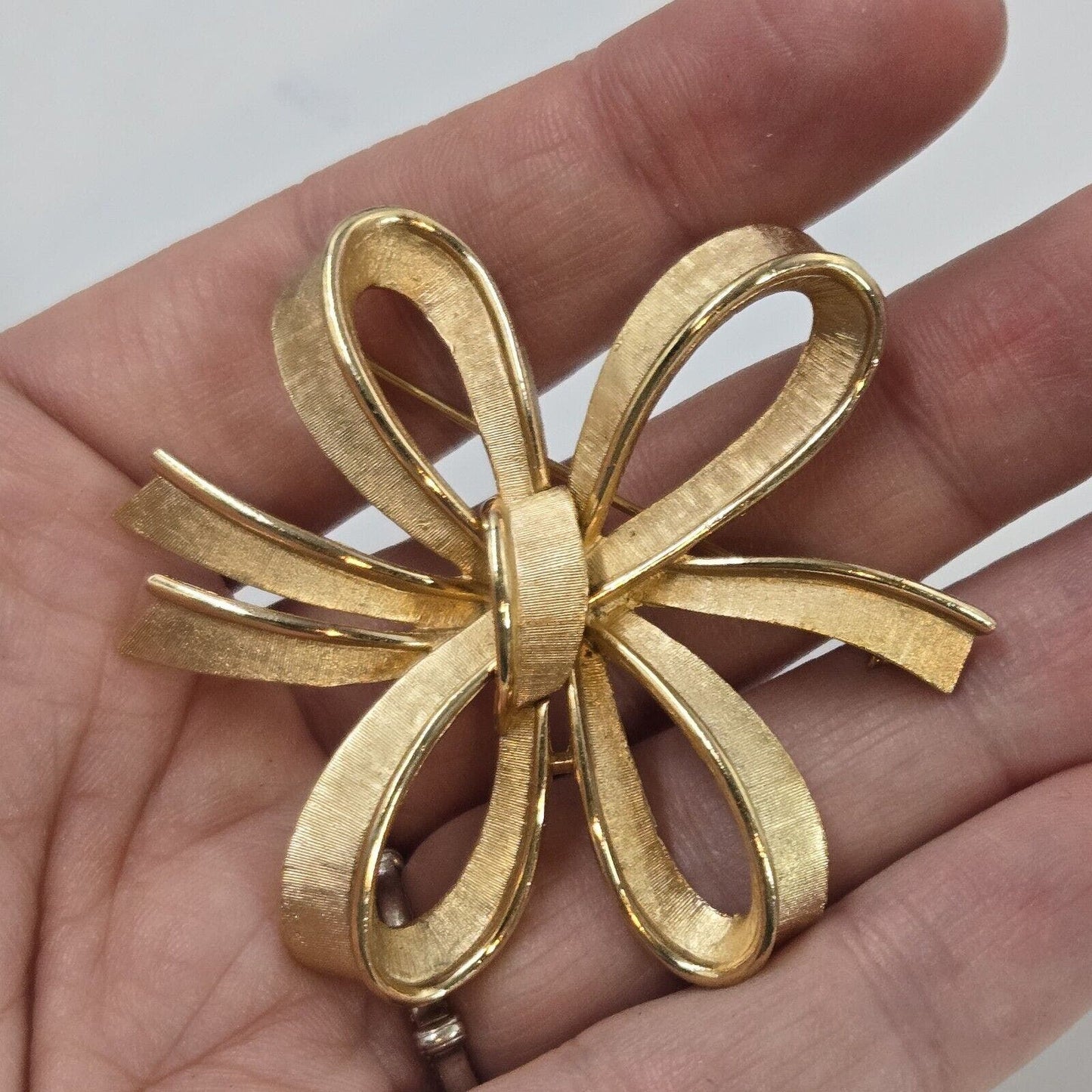 Vintage Crown Trifari Large Brushed Shiny Gold Tone Holiday Ribbon Brooch