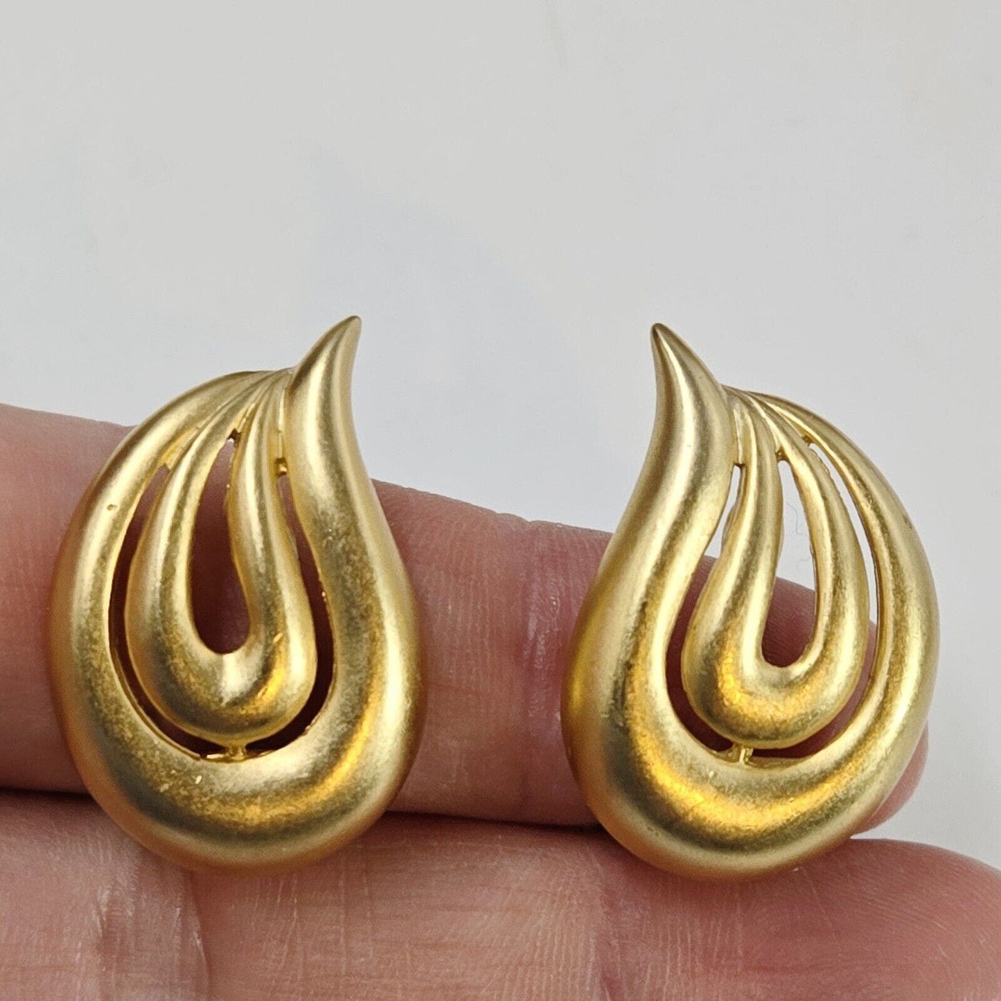 Vintage Erwin Pearl Abstract Teardroo Matte Gold Tone Clip On Statement Earrings