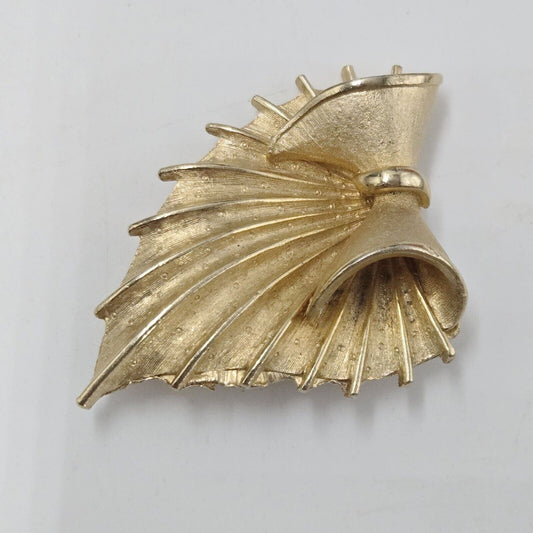 Vintage Coro Texture Curled Leaf Dimensional Optic Gold Tone Large Autumn Brooch