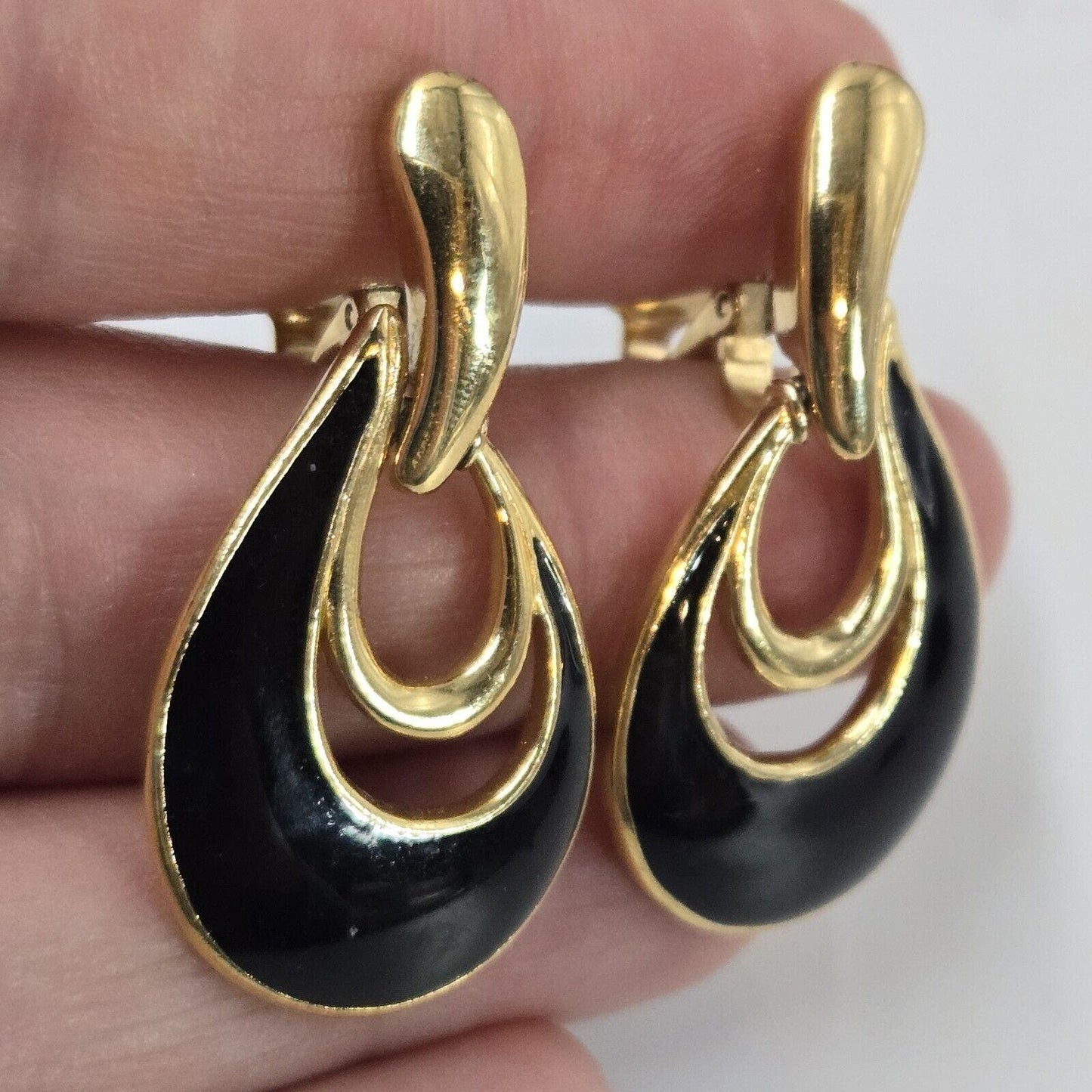 Vintage Crown Trifari Black Enamel Hoop Gold Tone Clip On Earrings Doorknocker