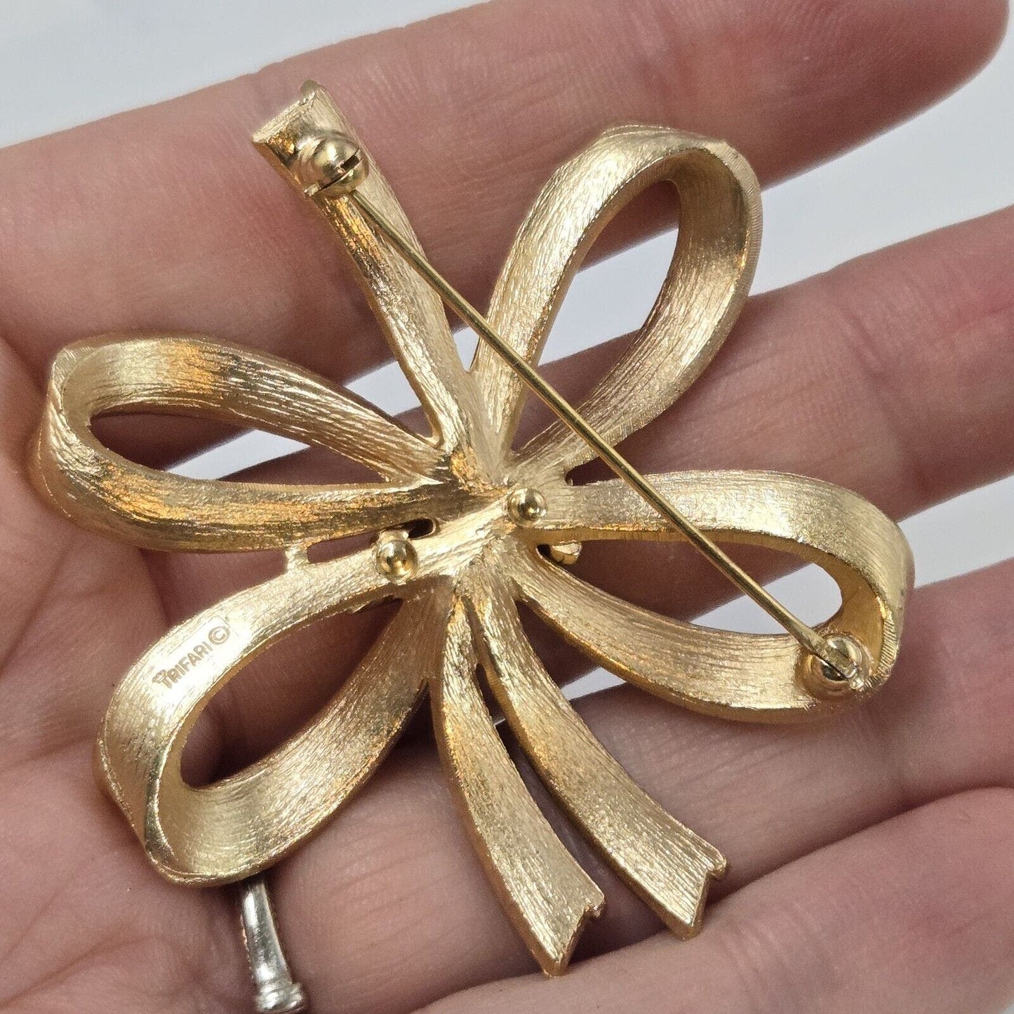 Vintage Crown Trifari Large Brushed Shiny Gold Tone Holiday Ribbon Brooch