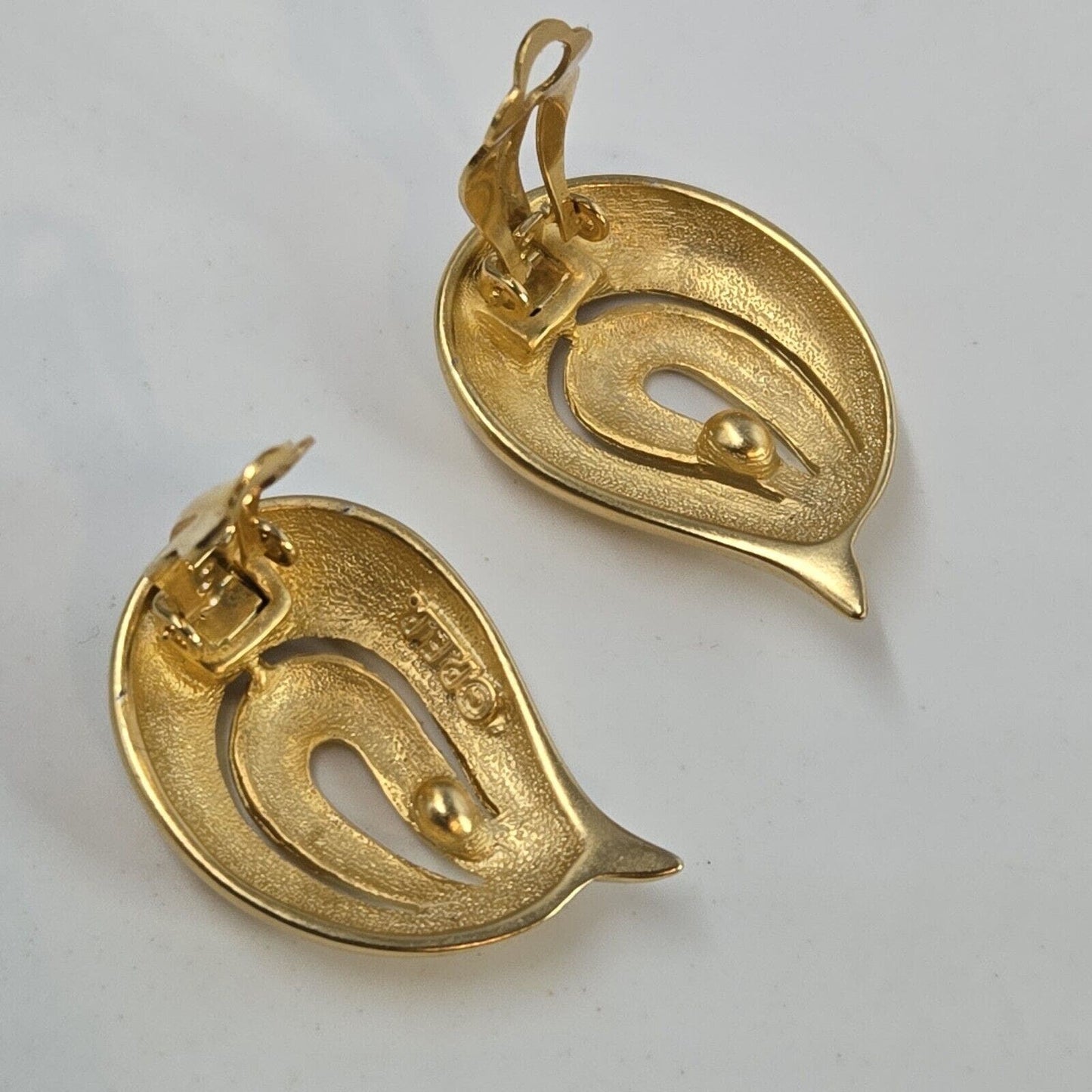 Vintage Erwin Pearl Abstract Teardroo Matte Gold Tone Clip On Statement Earrings