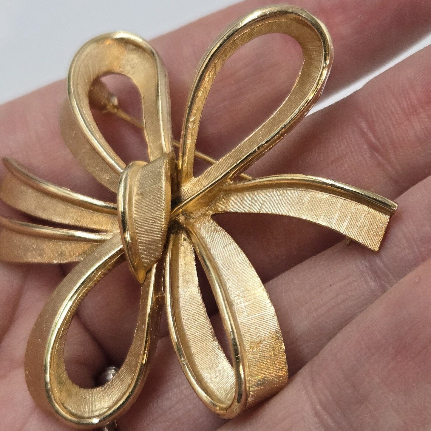 Vintage Crown Trifari Large Brushed Shiny Gold Tone Holiday Ribbon Brooch