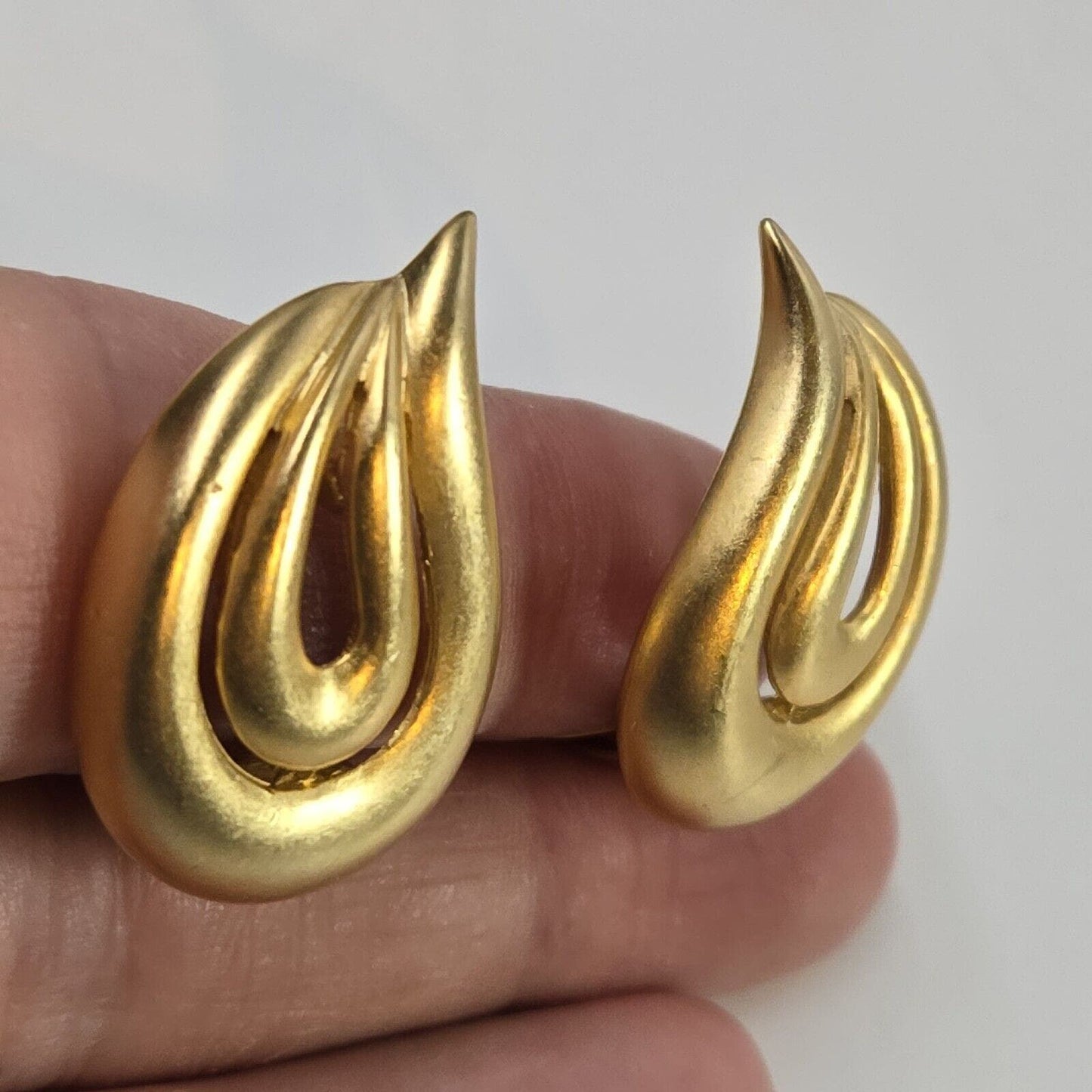 Vintage Erwin Pearl Abstract Teardroo Matte Gold Tone Clip On Statement Earrings