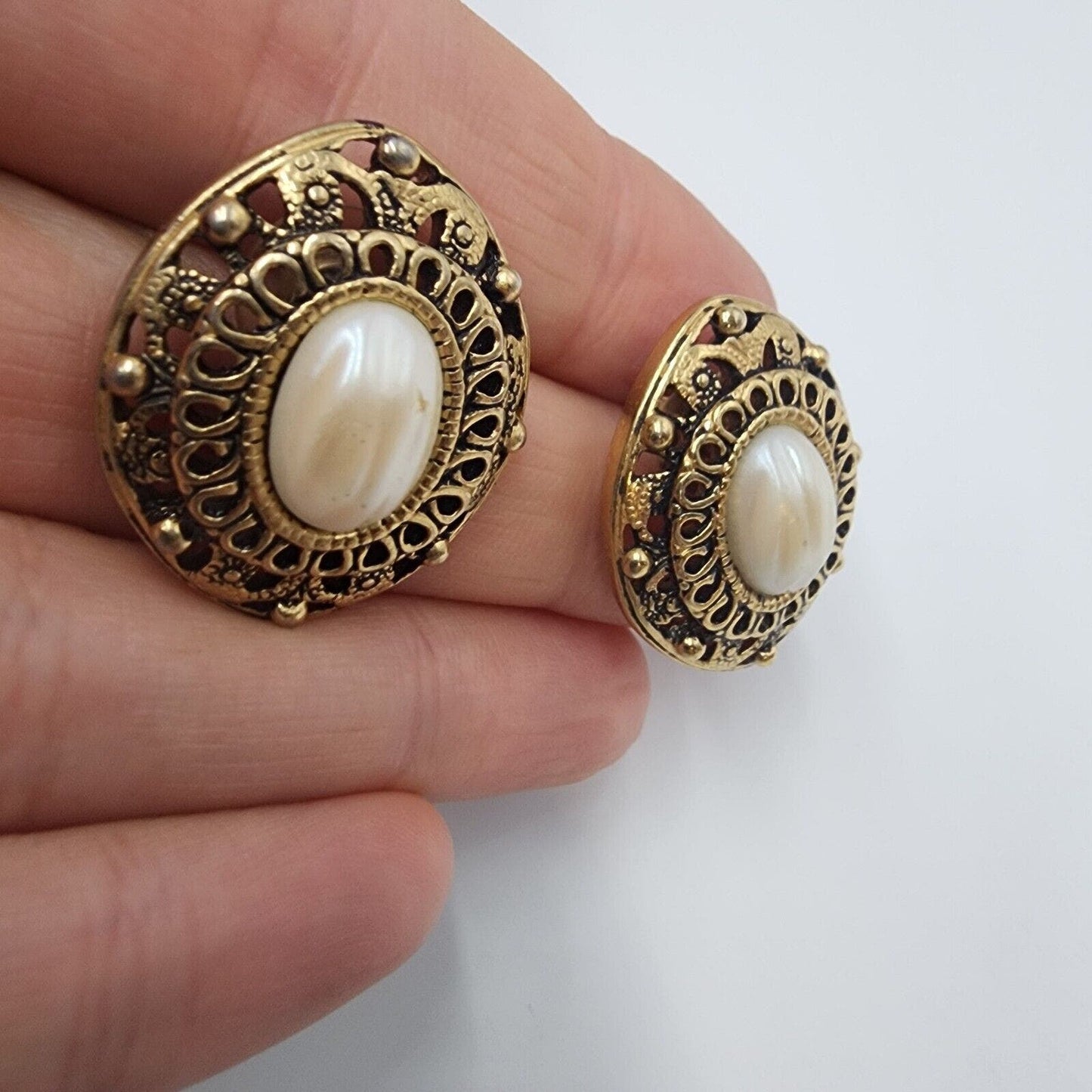 Vintages 90s Avon Big Goldtone Faux Baroque Pearl Filigree Oval Stud Feminine