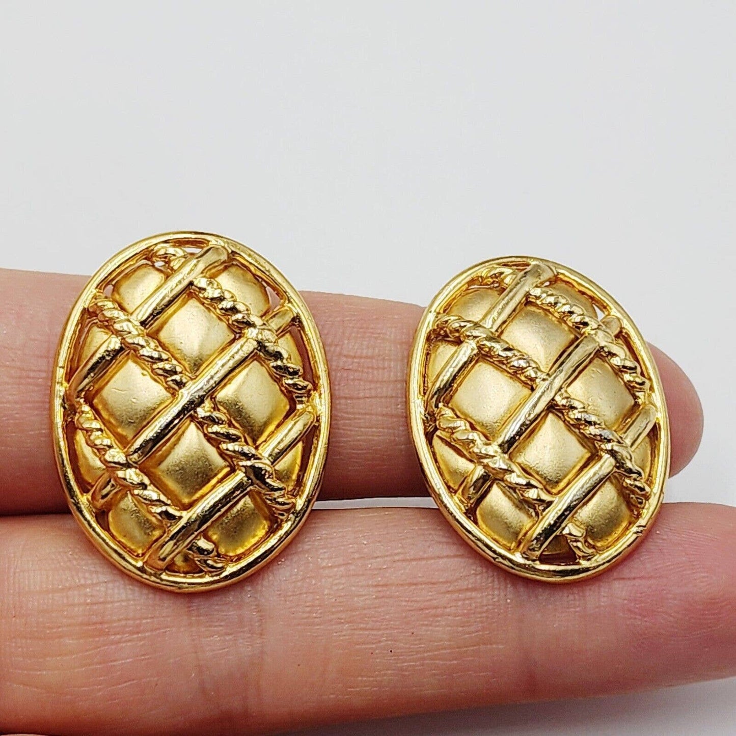 Vintage Vanecci Matte Gold Tone Puffy Quilted Clip-on Earrings 80s Chic Designer