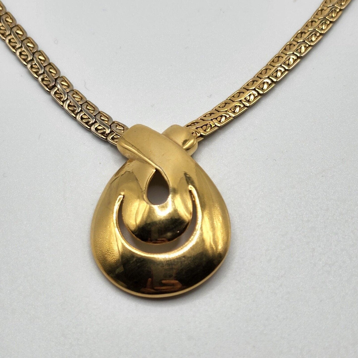 Vintage Napier Gold Tone Lavalier Pendant Gold Tone Snail Chain 16" Necklace