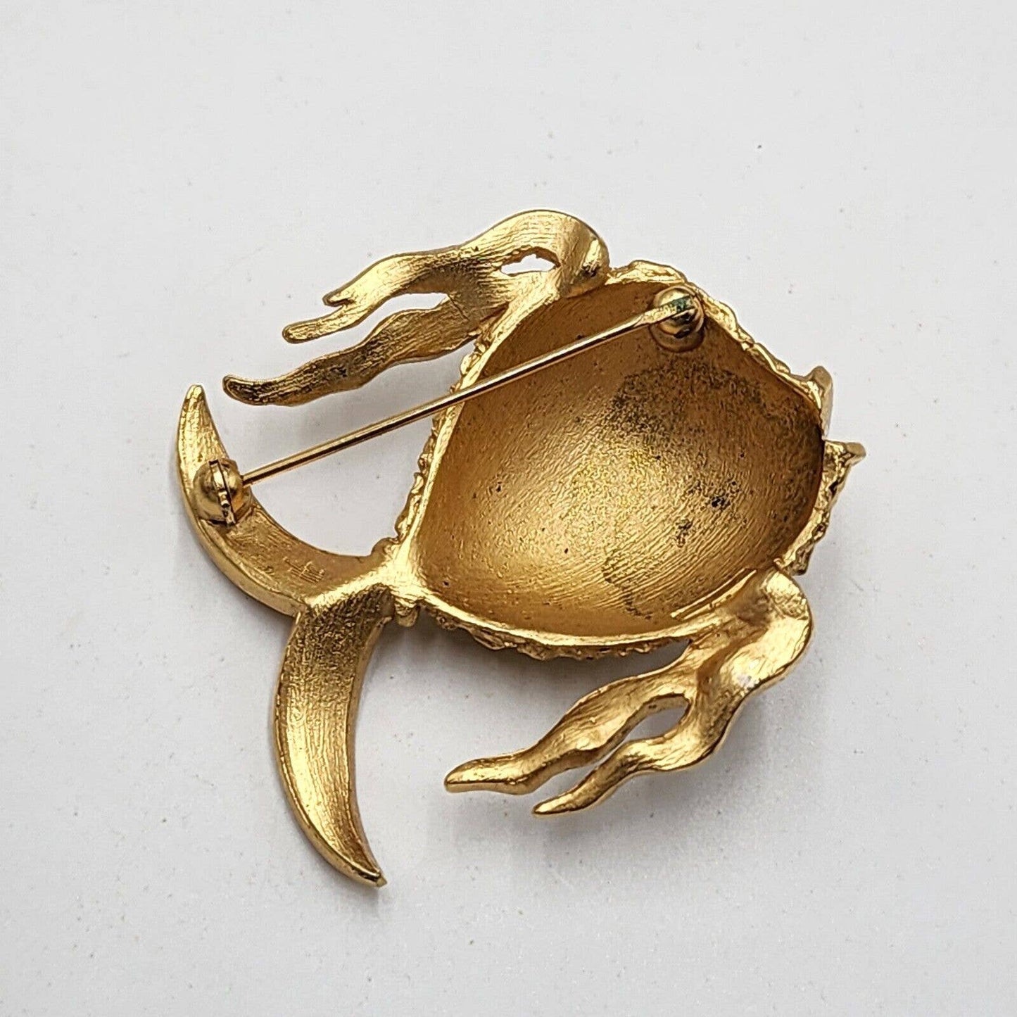 Vintage Crown Trifari Gold Tone Fish Brooch Textured With Lips Wavy Fins Dome