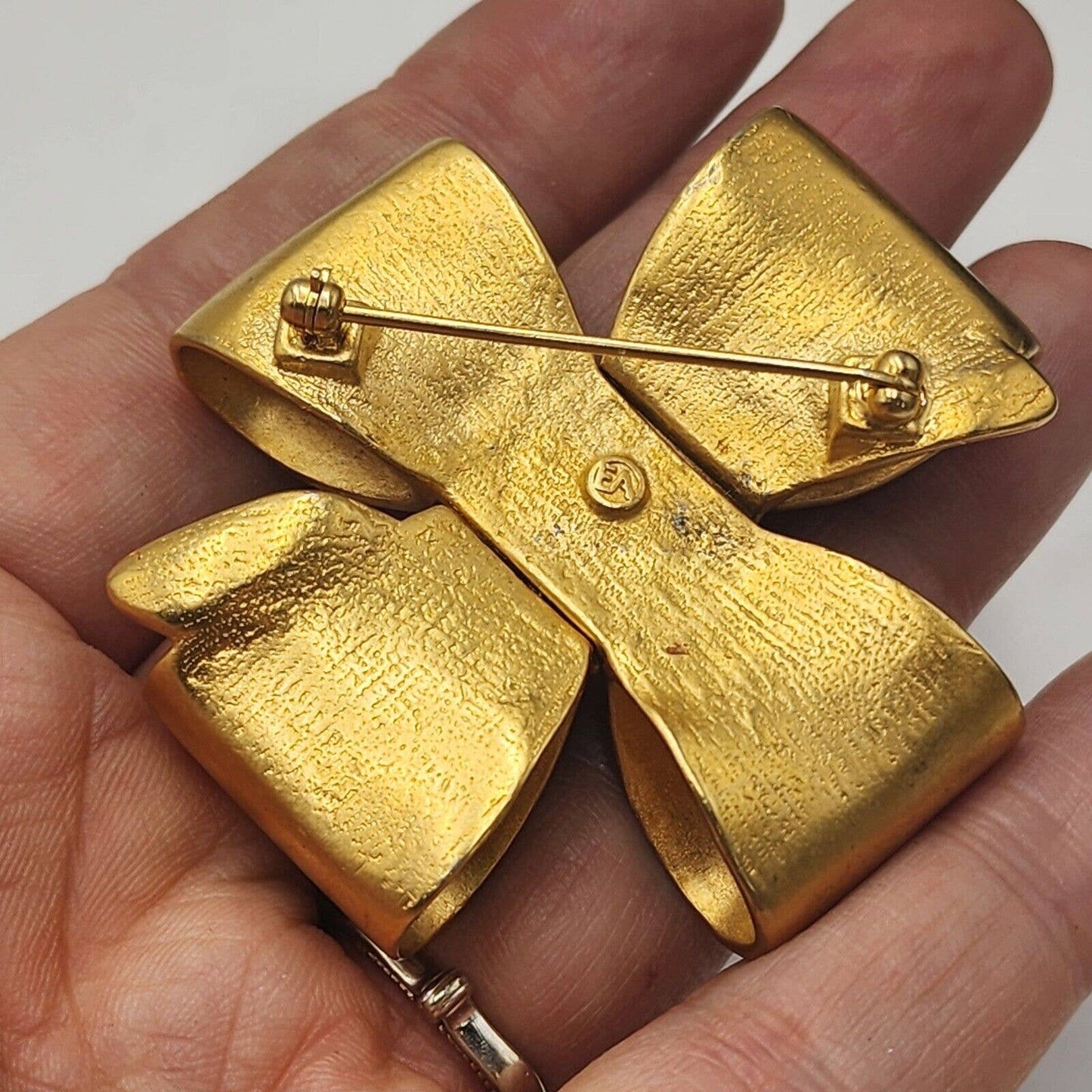 Vintage Signed Elizabeth Arden Matte Gold Bow Dimensional Brooch Hard To Find