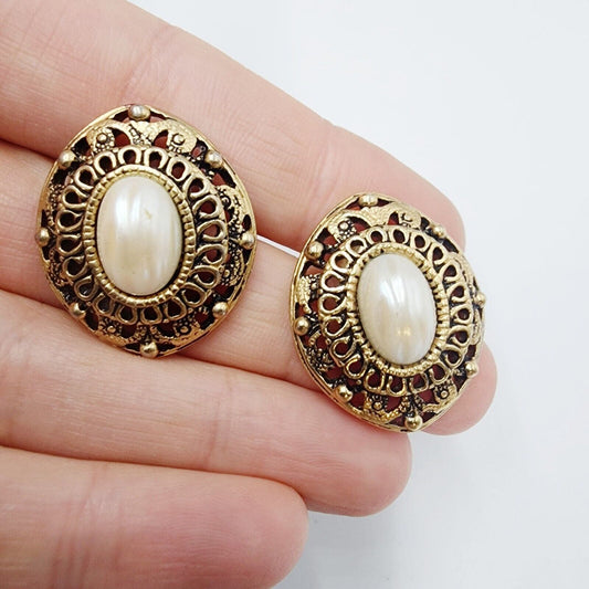 Vintages 90s Avon Big Goldtone Faux Baroque Pearl Filigree Oval Stud Feminine