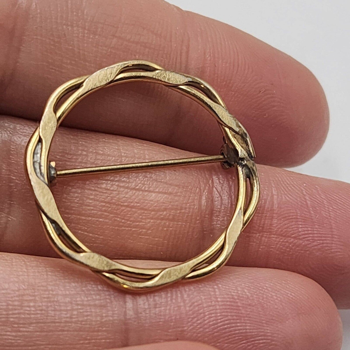 Vintage 1/20 12k Gold Filled Twisted Open Circle Pin Brooch Scarf Classic