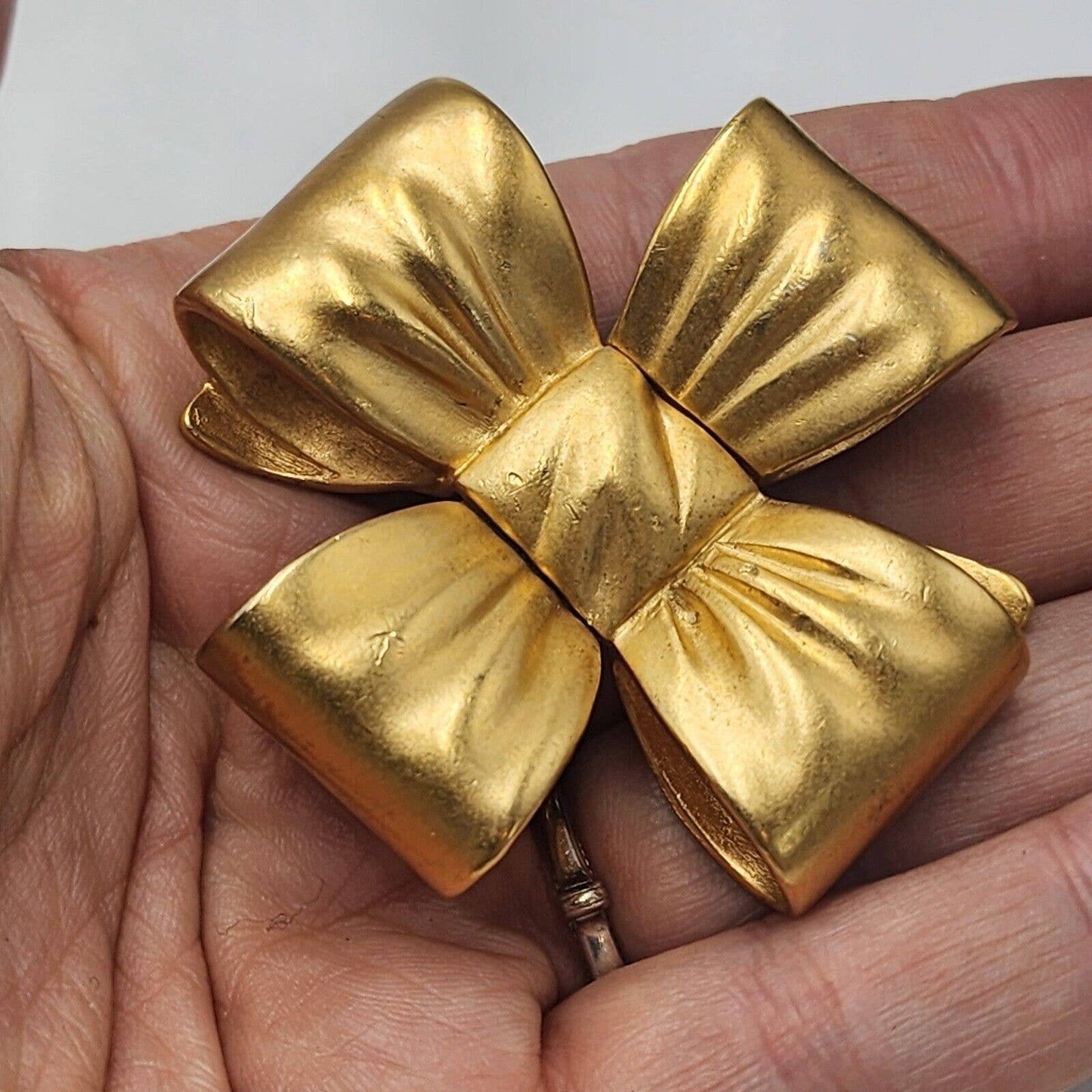 Vintage Signed Elizabeth Arden Matte Gold Bow Dimensional Brooch Hard To Find